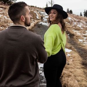 Lulu’s Chartreuse Cross Back Sweater 💚